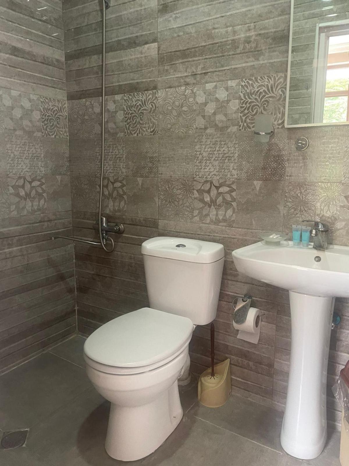 Hotel Guga Kobuleti Bagian luar foto